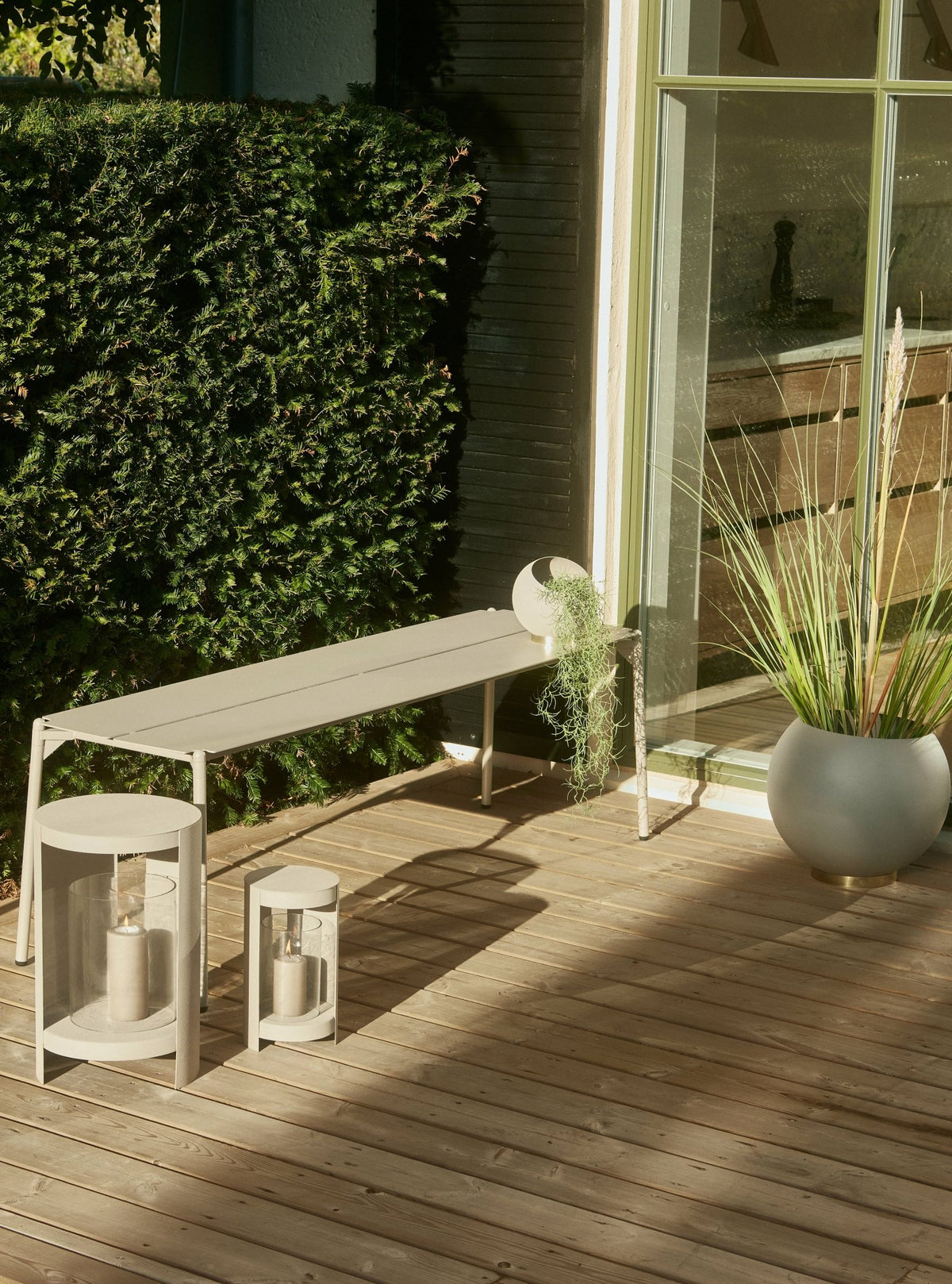 Banc de jardin en acier taupe 145 cm Novo - AYTM - The Cool Republic
