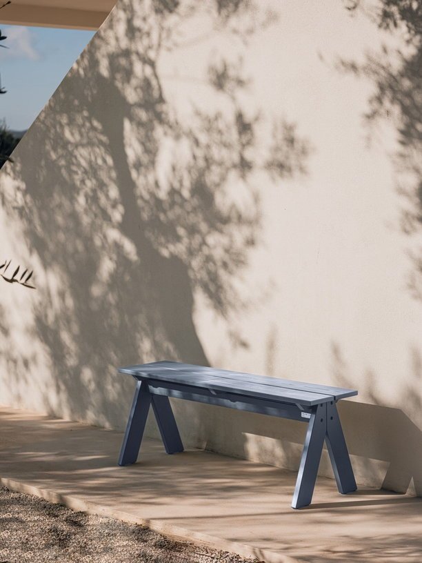 Banc de jardin en bois de pin massif bleu givré 120x40x44cm Navo - noo.ma - The Cool Republic