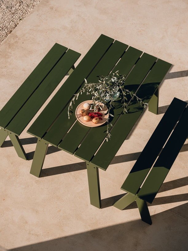 Banc de jardin en bois de pin massif vert forêt 120x40x44cm Navo - noo.ma - The Cool Republic