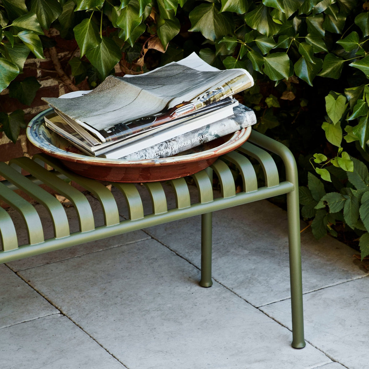 Banc de jardin en métal anthracite Palissade - HAY - The Cool Republic