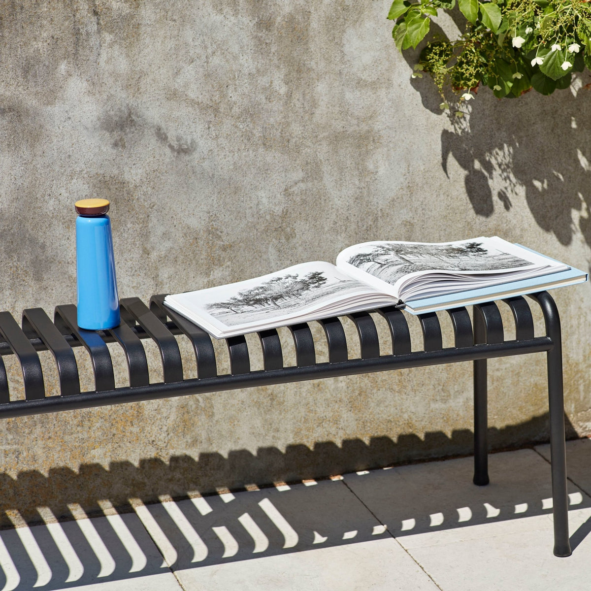 Banc de jardin en métal gris Palissade - HAY - The Cool Republic