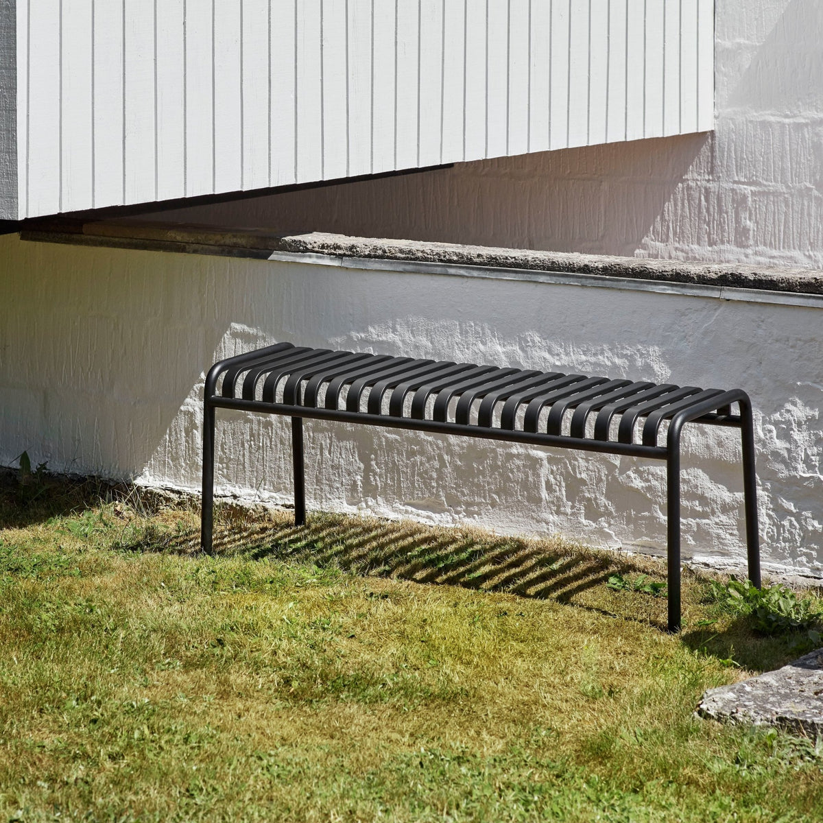 Banc de jardin en métal olive Palissade - HAY - The Cool Republic