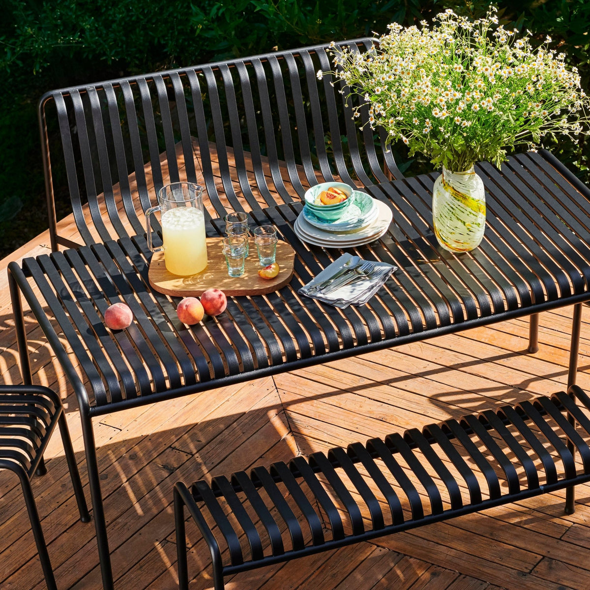 Banc de jardin sans accoudoirs en métal anthracite Palissade - HAY - The Cool Republic