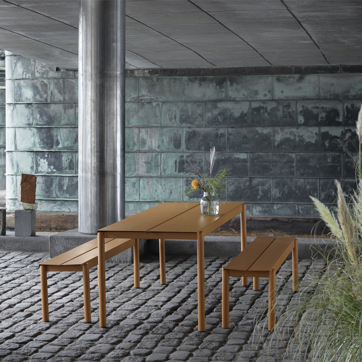 Banc d'extérieur en acier orange 170 x 34 cm Linear - Muuto - The Cool Republic