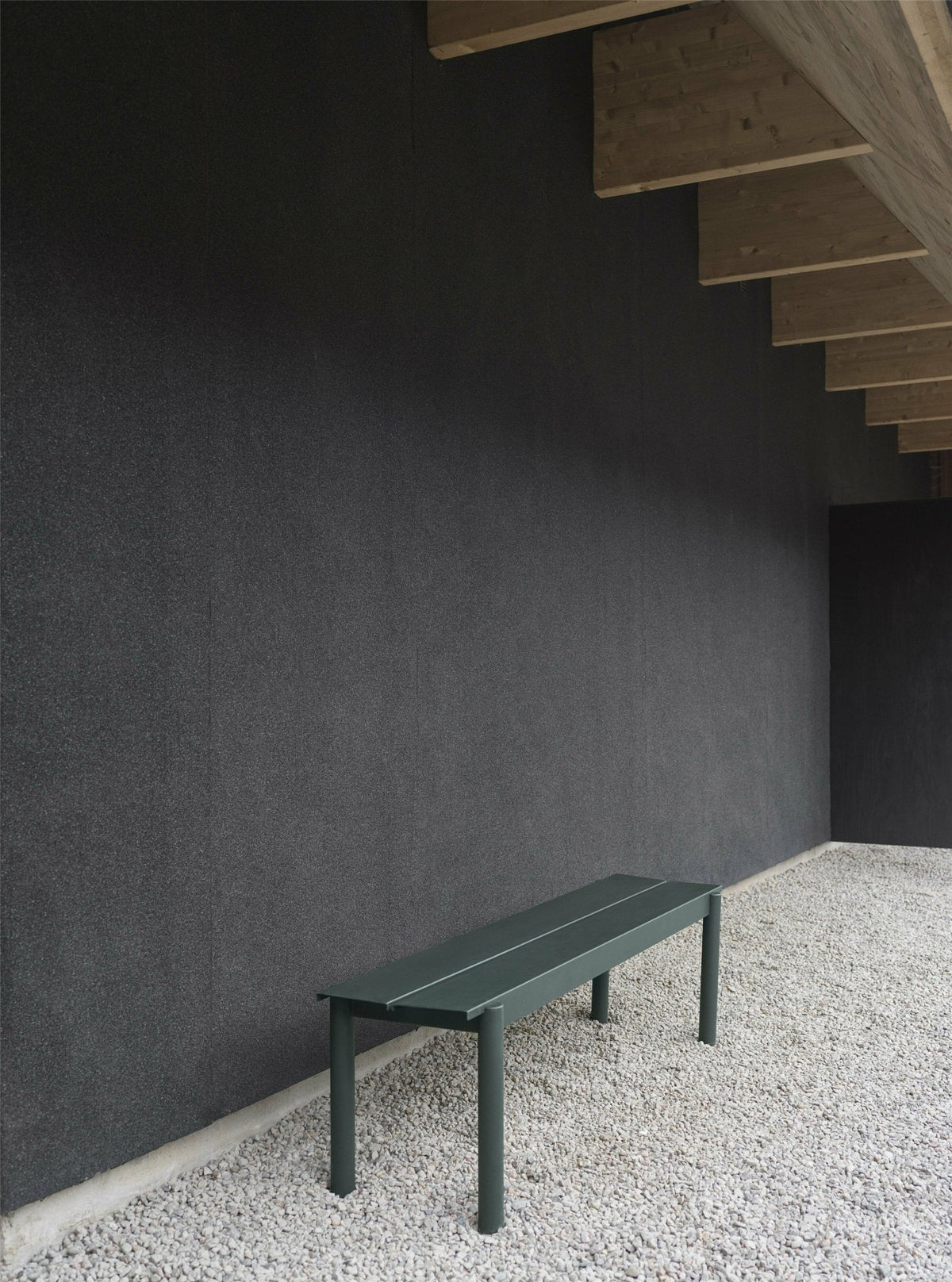Banc d'extérieur en acier vert foncé 110 x 34 cm Linear - Muuto - The Cool Republic