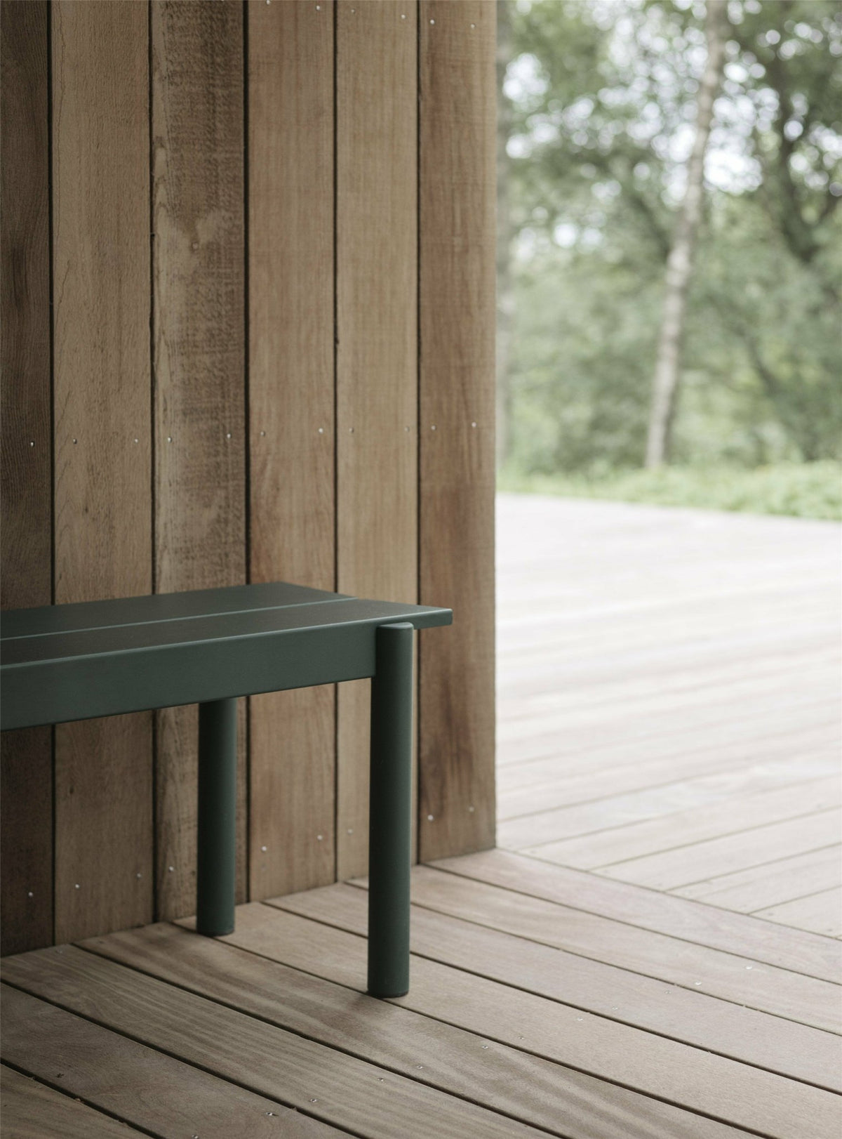 Banc d'extérieur en acier vert foncé 170 x 34 cm Linear - Muuto - The Cool Republic