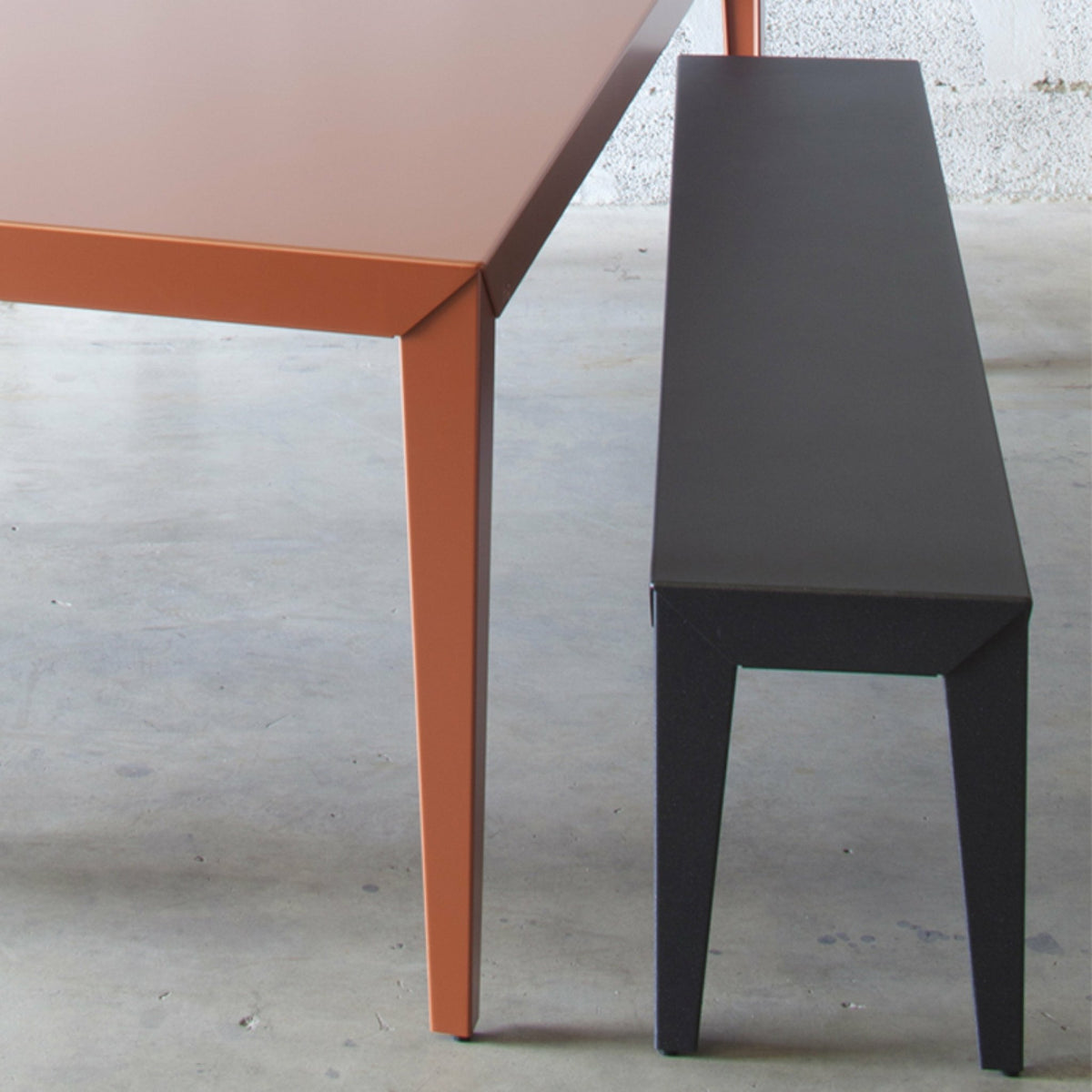 Banc en acier mat anthracite 160 cm Zef - Matière Grise - The Cool Republic