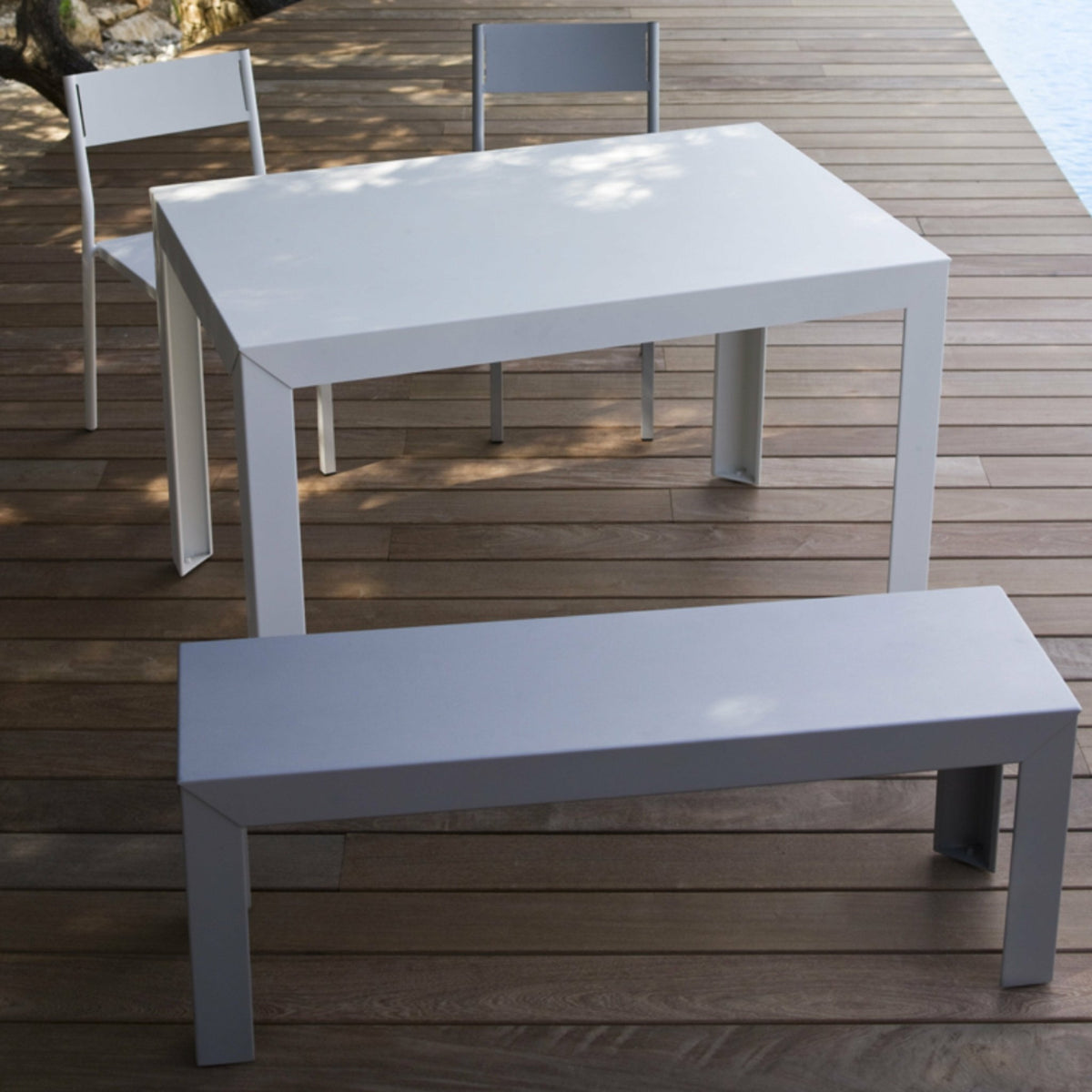 Banc en acier mat sable 160 cm Zef - Matière Grise - The Cool Republic