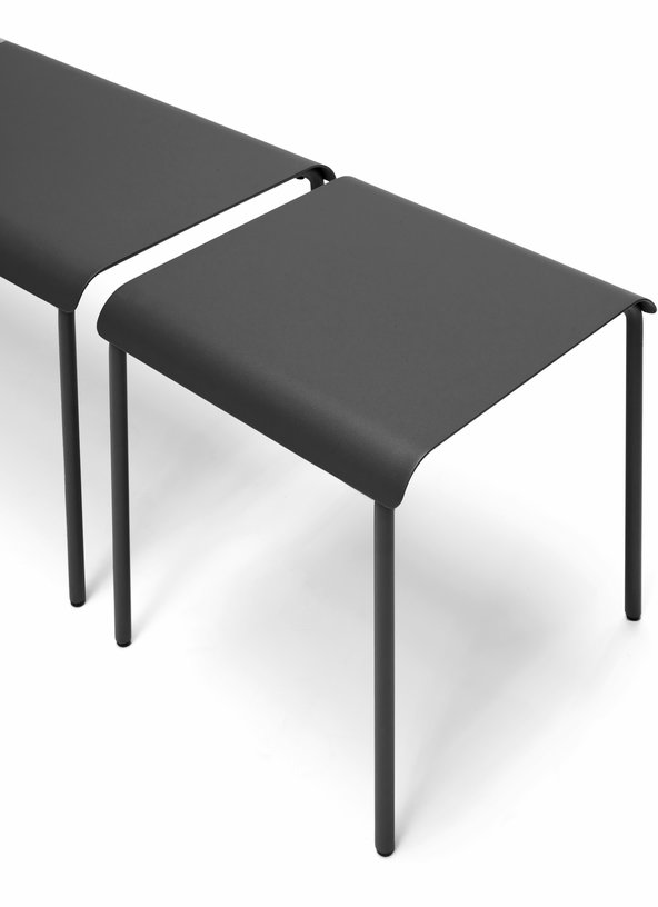 Banc en aluminium noir August - Serax - The Cool Republic