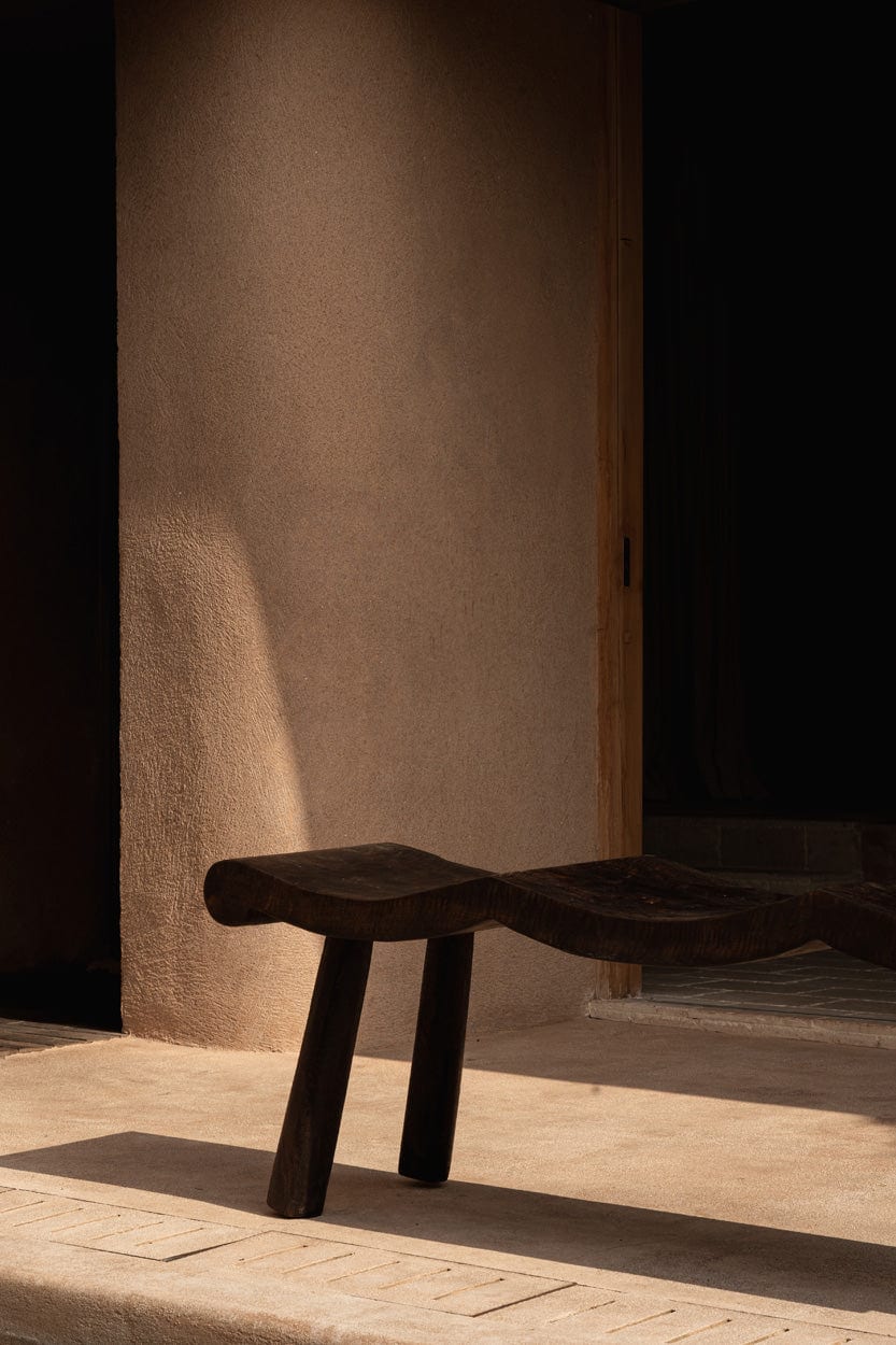 Banc en bois de manguier massif marron foncé 155x35x50cm Lombok Wave - Bazar Bizar - The Cool Republic