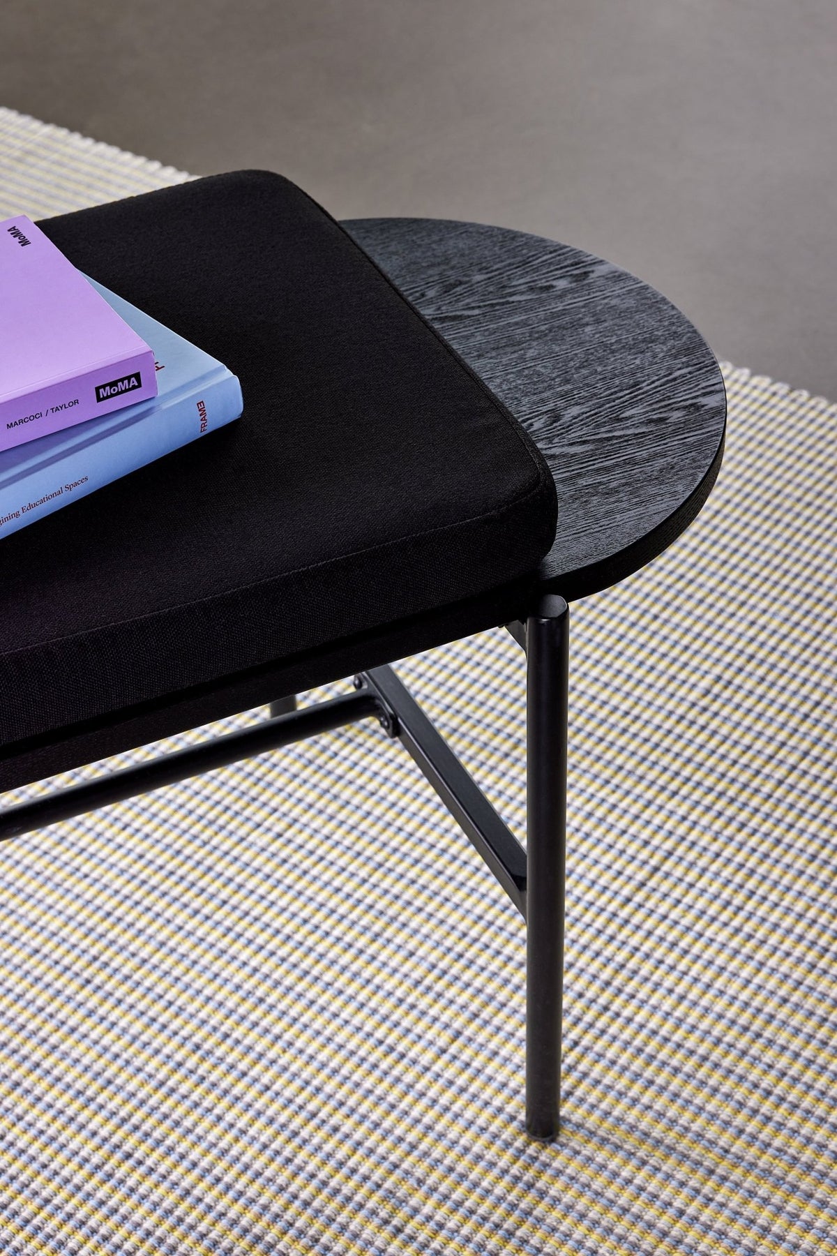 Banc en bois noir avec coussin - Hübsch - The Cool Republic