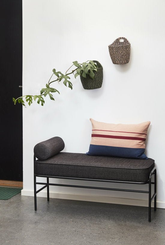 Banc en tissu et métal noir avec coussin - Hübsch - The Cool Republic