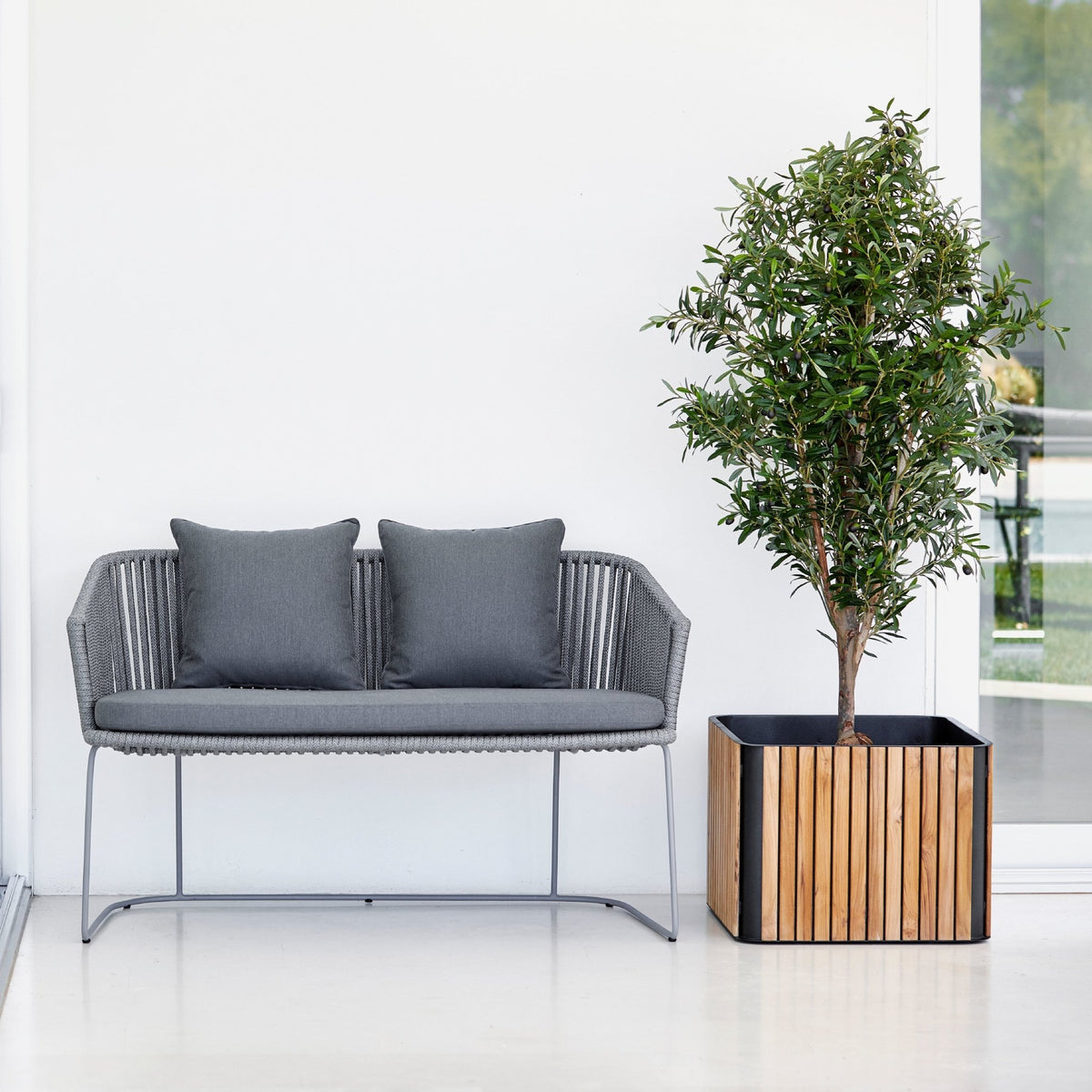 Banc gris avec coussins Moments - Cane-Line - The Cool Republic