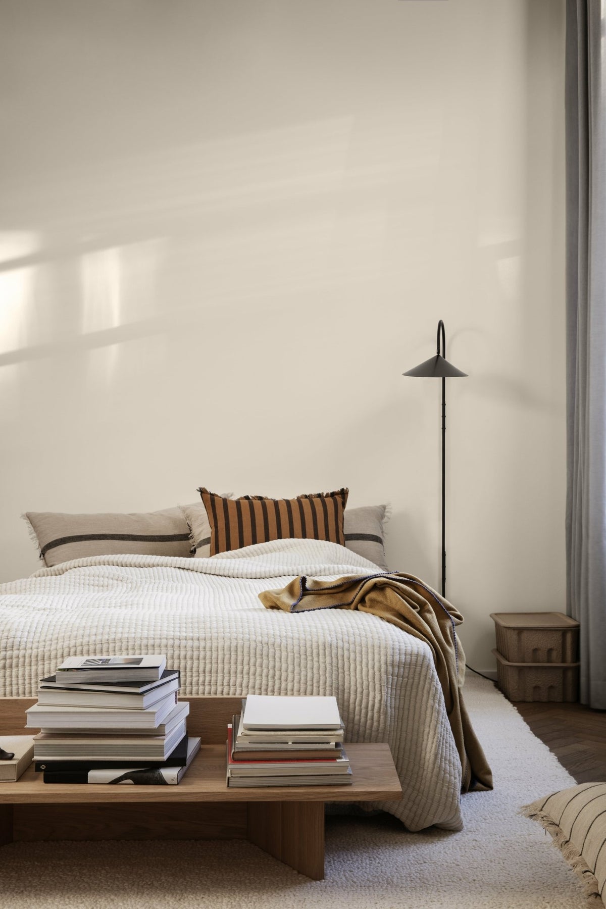 Banc oblique en chêne massif - Ferm Living - The Cool Republic