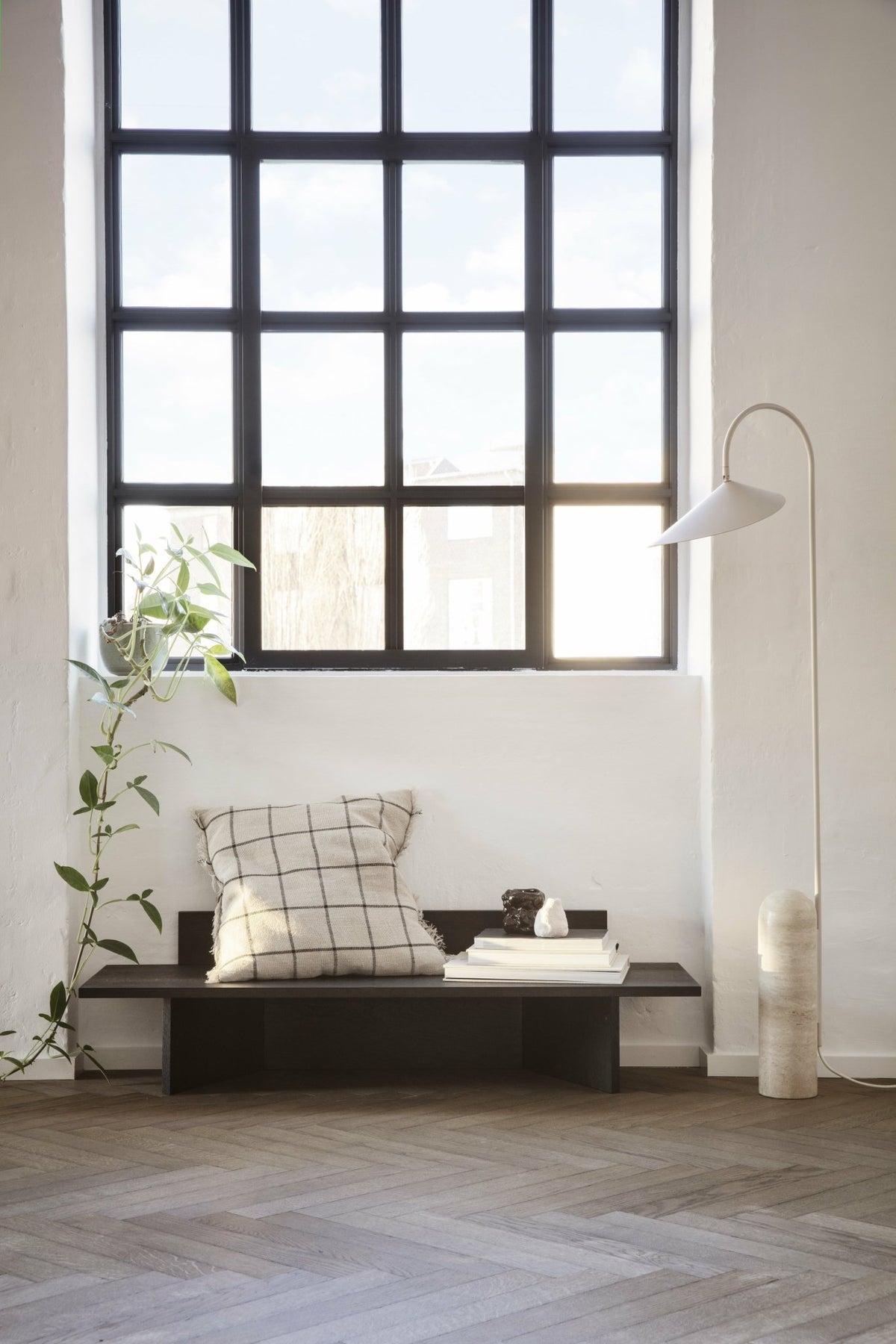 Banc oblique en chêne massif noir - Ferm Living - The Cool Republic