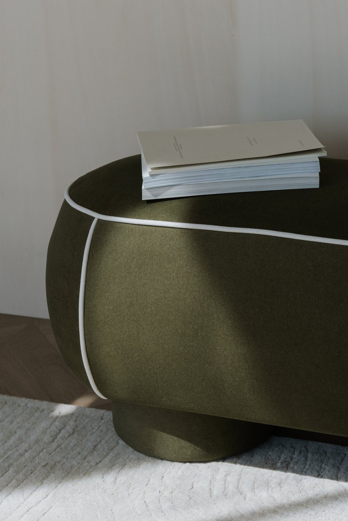 Banc ovale rétro en tissu vert 77,5x45,5cm Luma - The Cool Republic - The Cool Republic