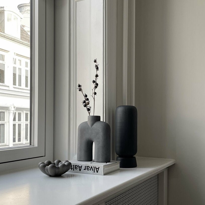 Bol en céramique gris foncé mini Bloom Tray - 101 Copenhagen - The Cool Republic