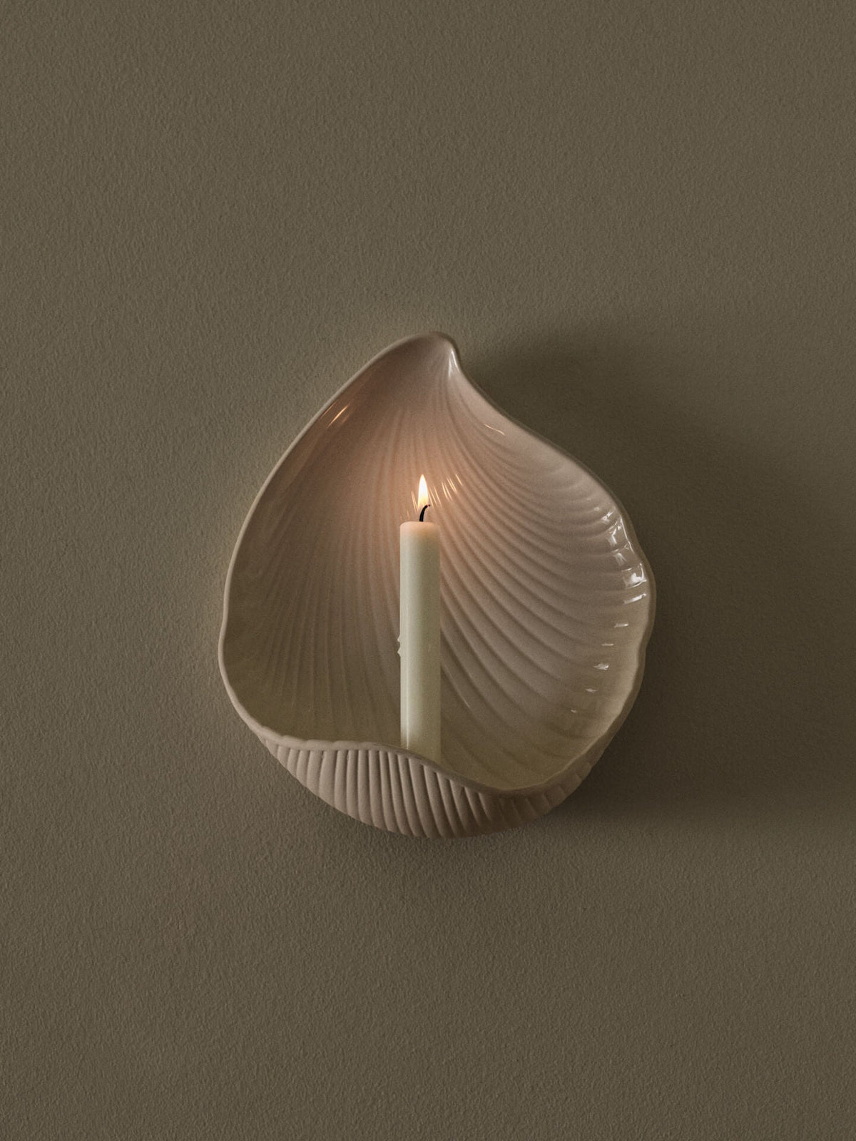 Bougeoir mural en grès blanc Shell - Ferm Living - The Cool Republic