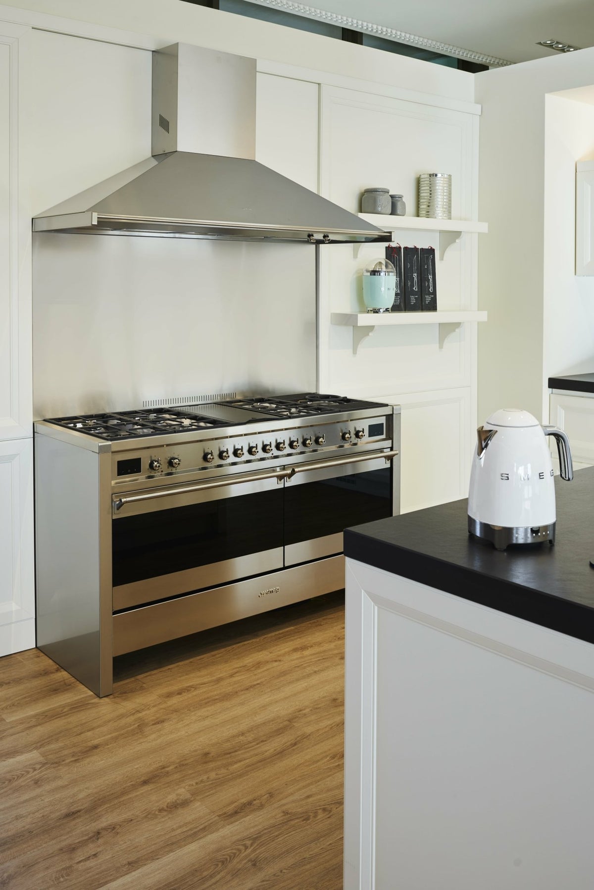Bouilloire avec réglage de température blanche 1,7 L Années 50 - Smeg - The Cool Republic