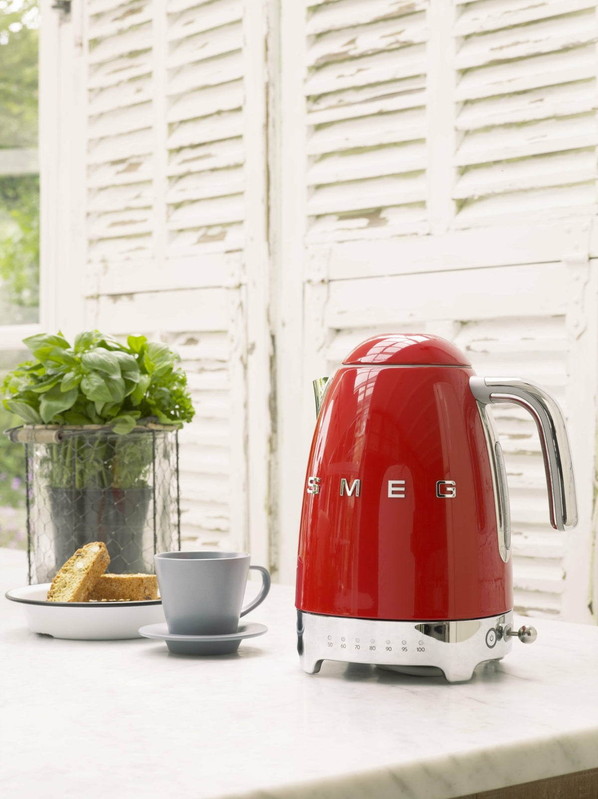 Bouilloire avec réglage de température rouge 1,7 L Années 50 - Smeg - The Cool Republic