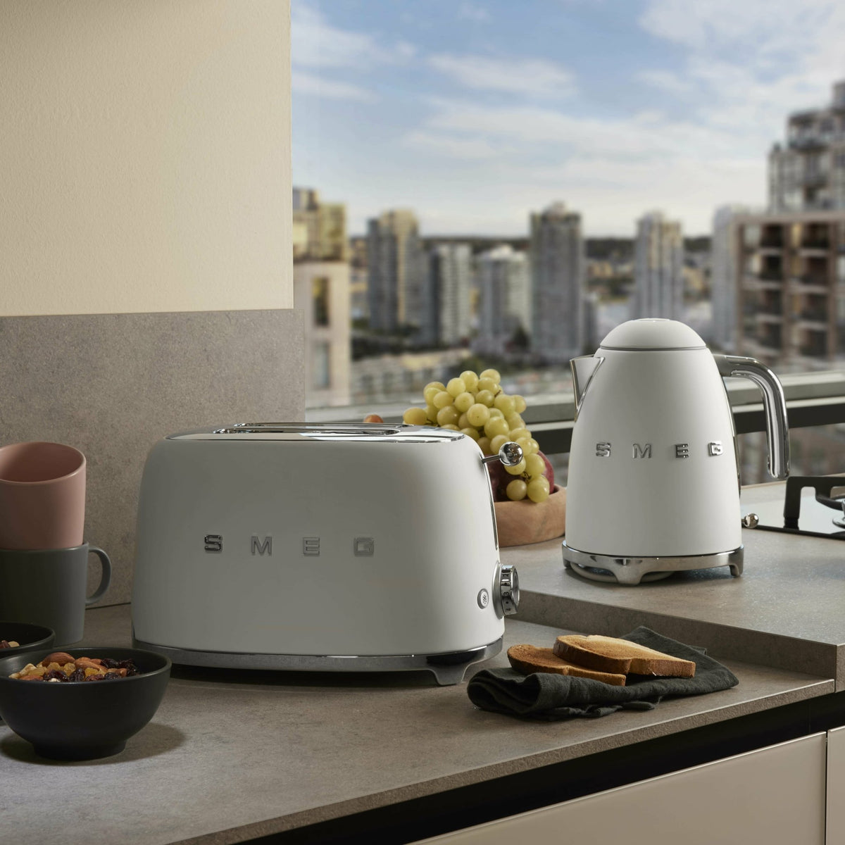 Bouilloire électrique blanche mat 1,7 L Années 50 - Smeg - The Cool Republic