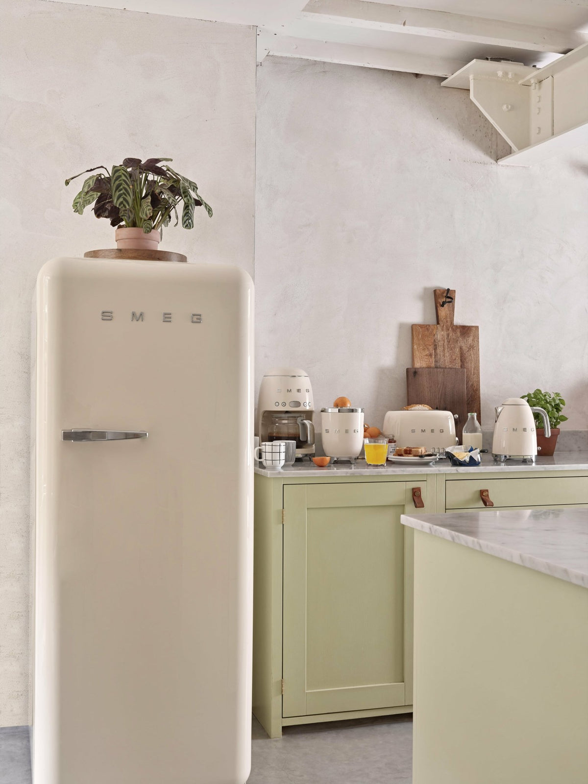 Bouilloire électrique crème 1,7 L Années 50 - Smeg - The Cool Republic