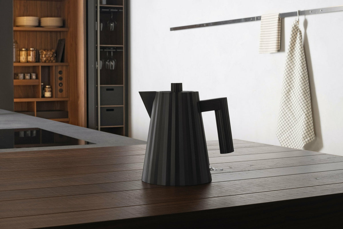 Bouilloire électrique en résine noire 100 cl Plissé - Alessi - The Cool Republic