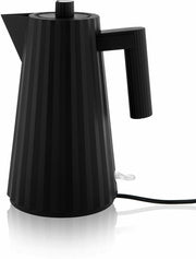 Bouilloire électrique en résine noire 170 cl Plissé - Alessi - The Cool Republic