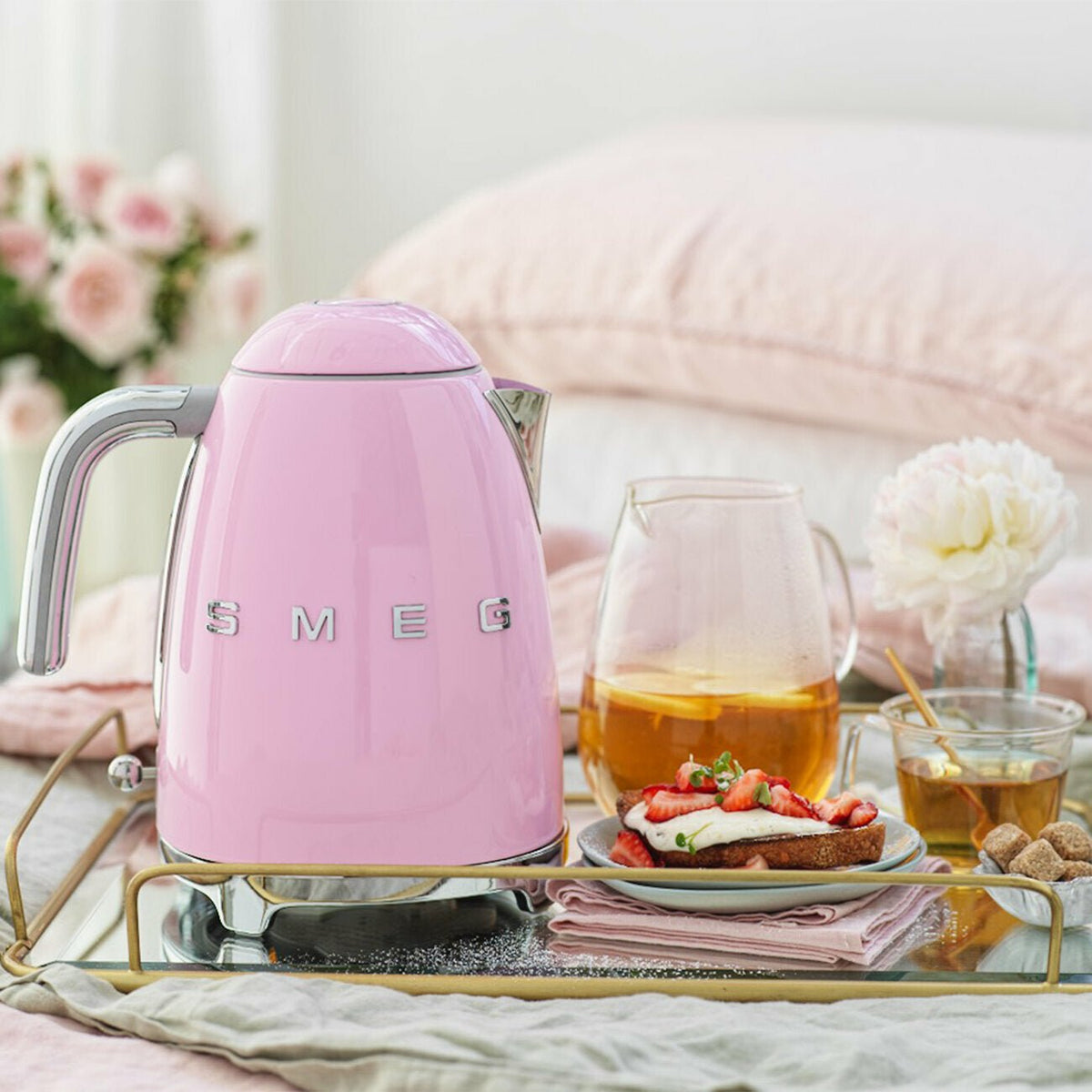 Bouilloire électrique rose 1,7 L Années 50 - Smeg - The Cool Republic