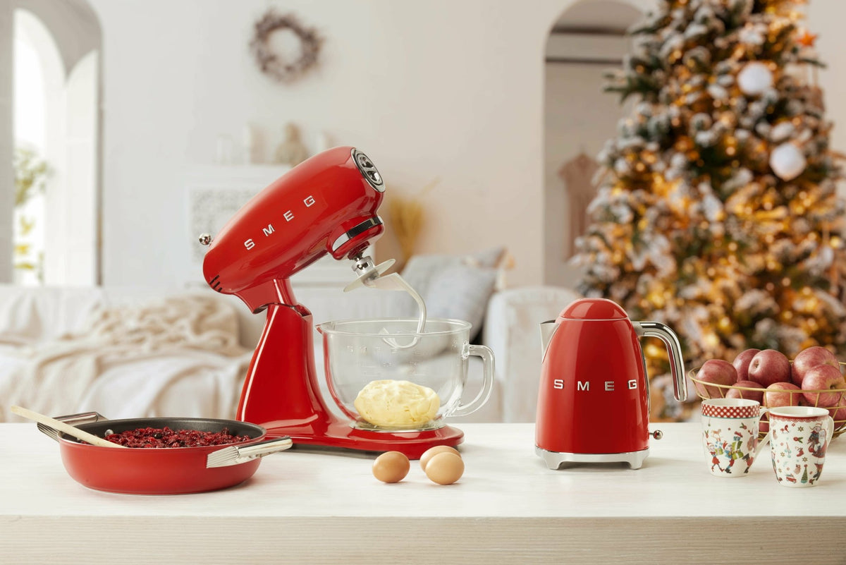 Bouilloire électrique rouge 1,7 L Années 50 - Smeg - The Cool Republic