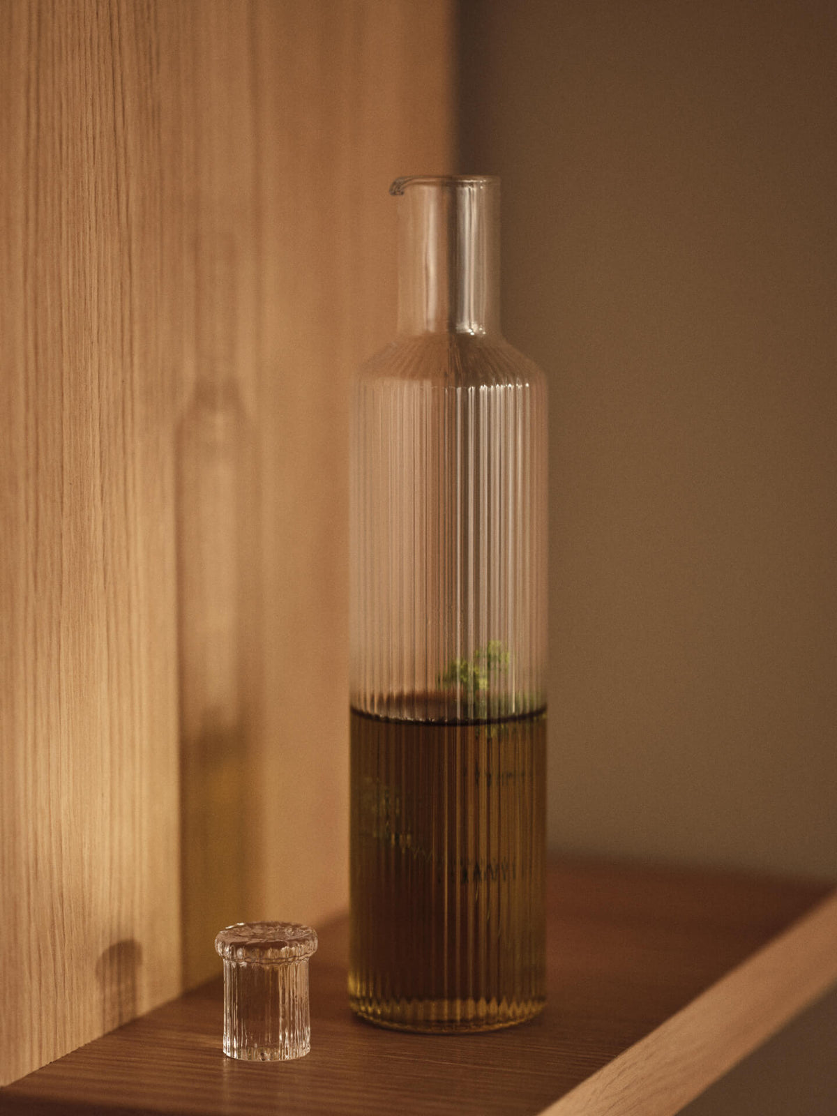 Bouteille d'huile en verre soufflé recyclé transparent Ripple - Ferm Living - The Cool Republic