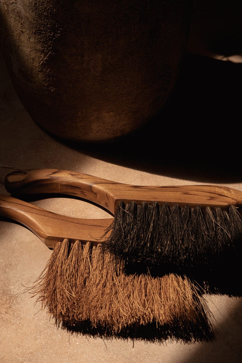 Brosse à main en teck naturel 2cm Lawa - Bazar Bizar - The Cool Republic
