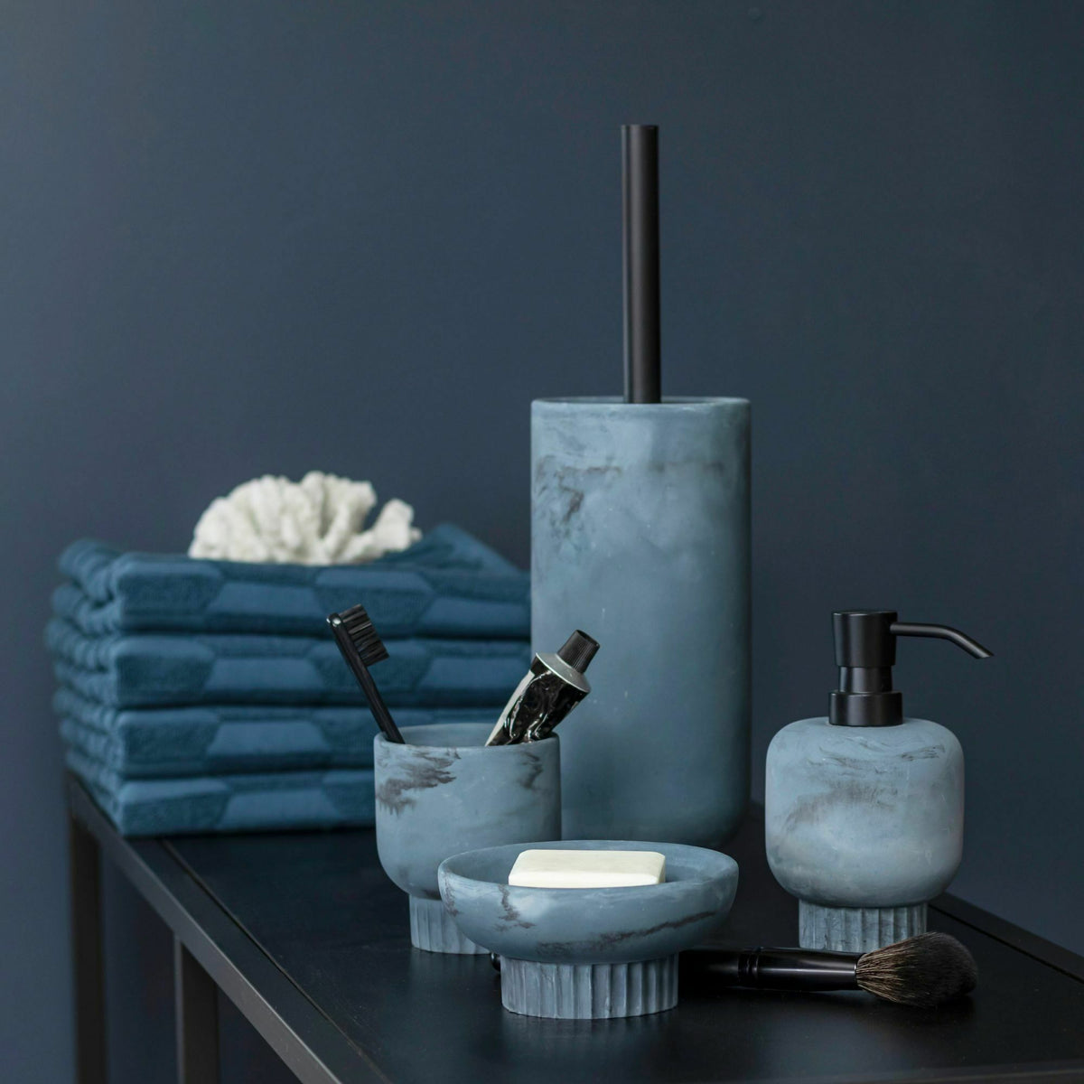 Brosse de toilette bleu ardoise Attitude - Mette Ditmer - The Cool Republic