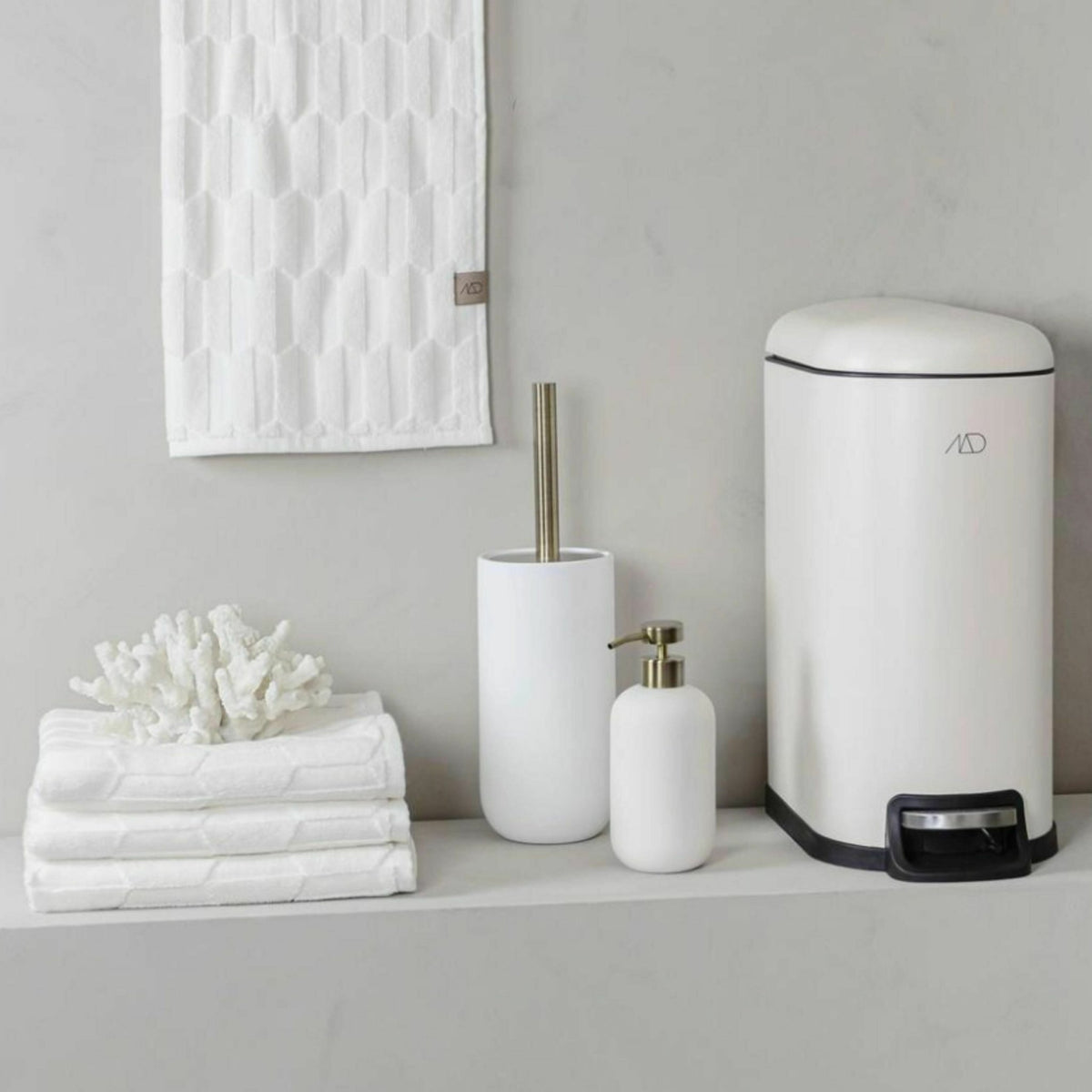 Brosse de toilette en céramique blanche Lotus - Mette Ditmer - The Cool Republic