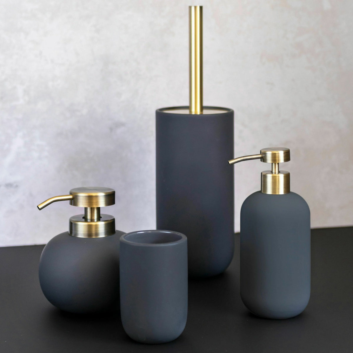 Brosse de toilette en céramique gris anthracite Lotus - Mette Ditmer - The Cool Republic