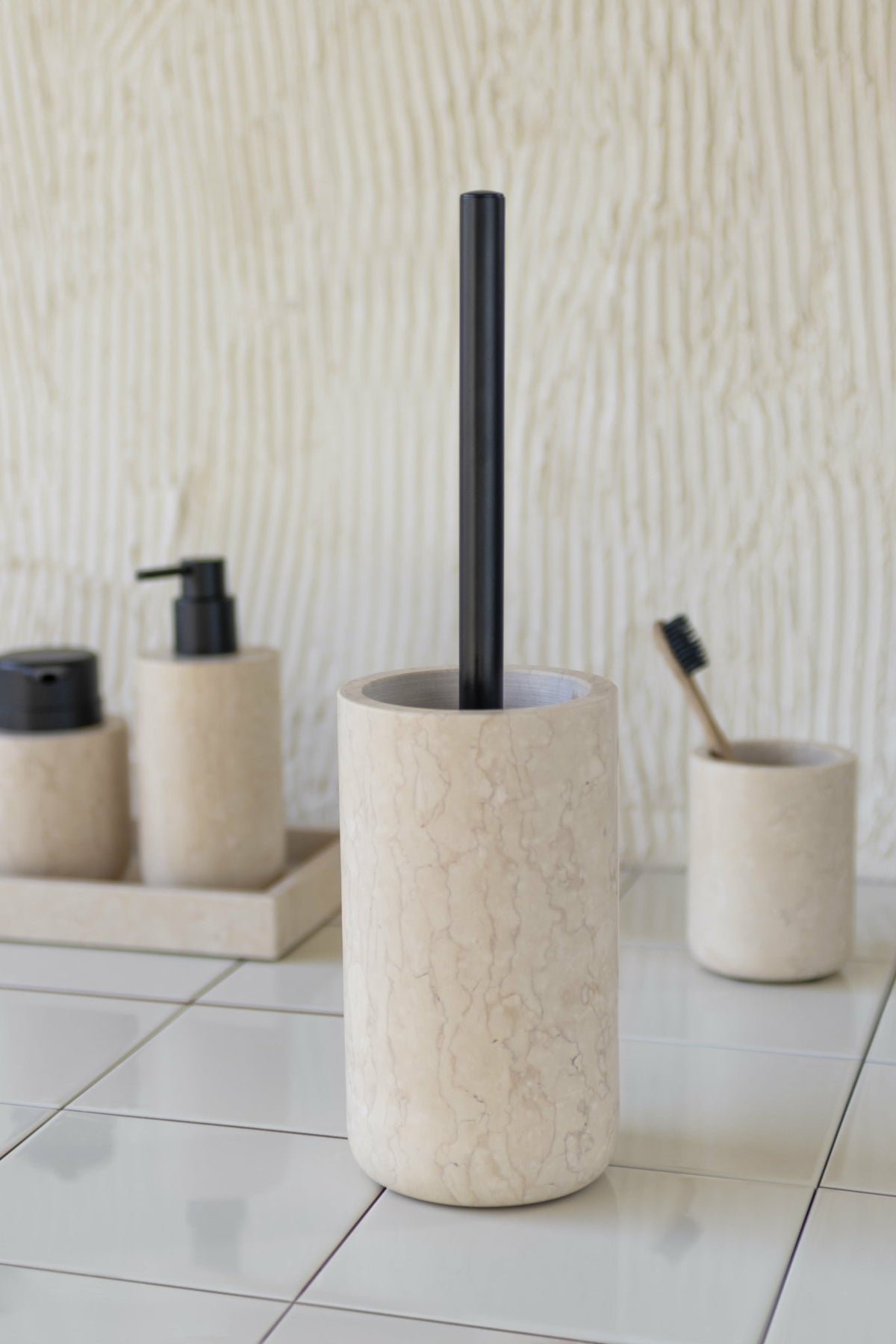 Brosse de toilette en marbre sable Marble - Mette Ditmer - The Cool Republic