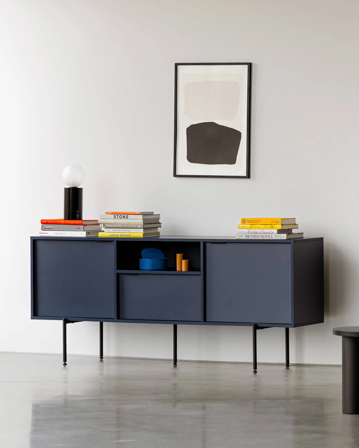Buffet bas en particules de bois et acier bleu nuit Bau - noo.ma - The Cool Republic