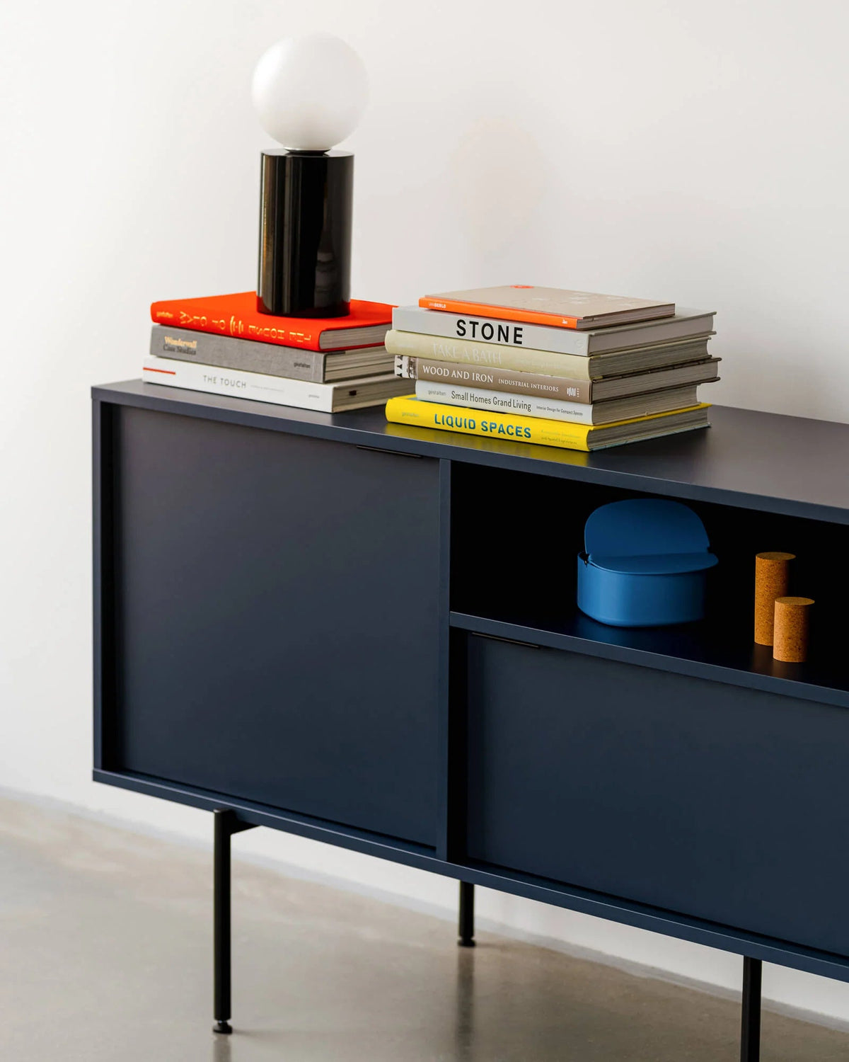 Buffet bas en particules de bois et acier bleu nuit Bau - noo.ma - The Cool Republic