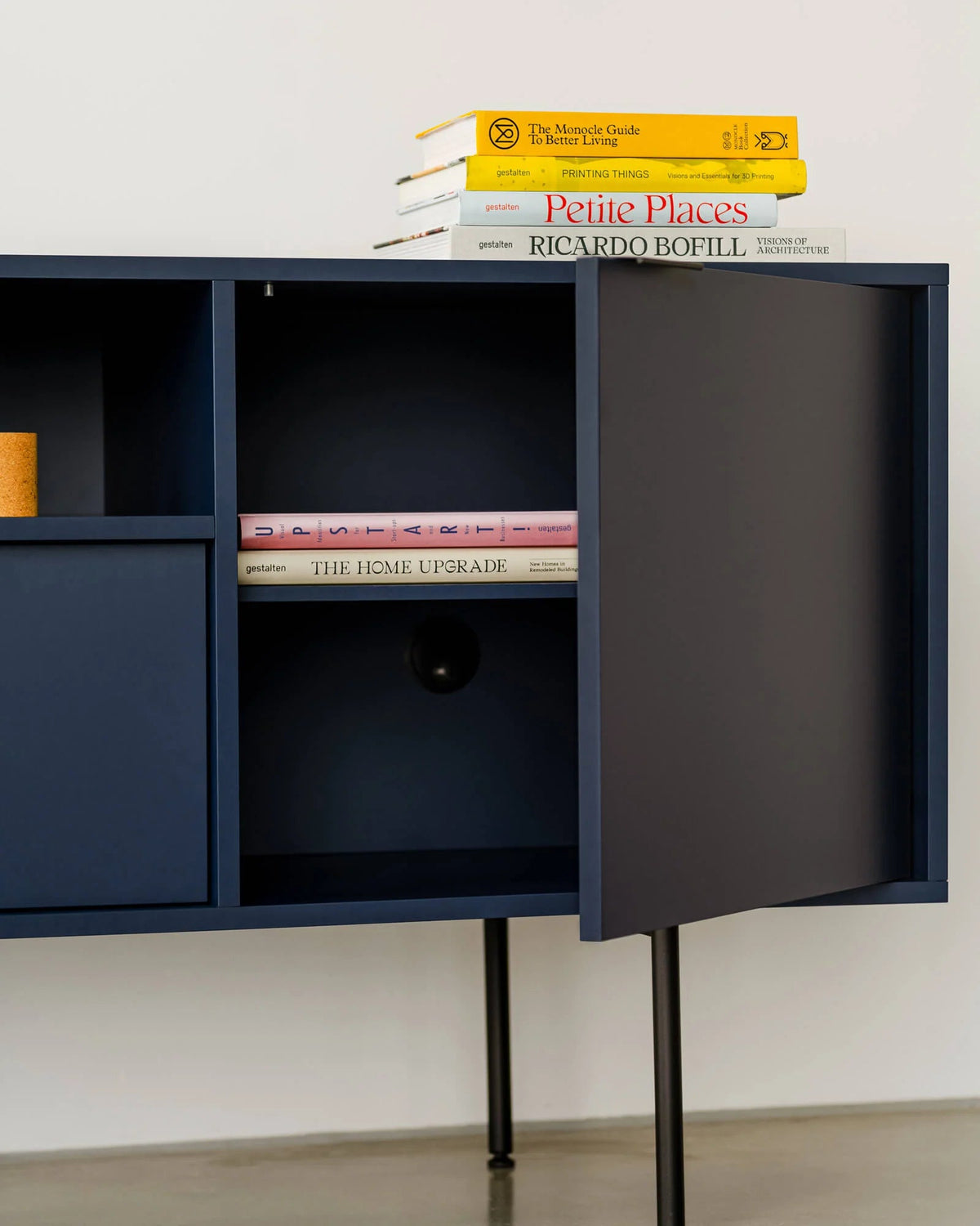 Buffet bas en particules de bois et acier bleu nuit Bau - noo.ma - The Cool Republic