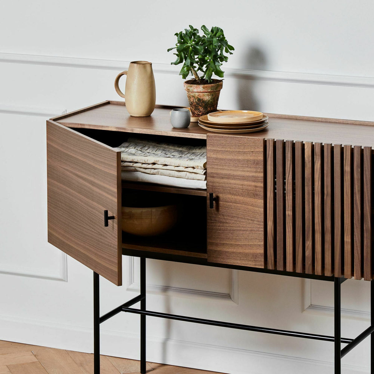 buffet en bois de noyer Array - Woud - The Cool Republic