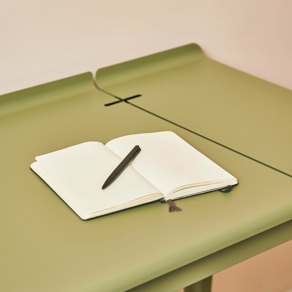 Bureau en acier graphite mat fine texture 105 cm Clapet - Tolix - The Cool Republic