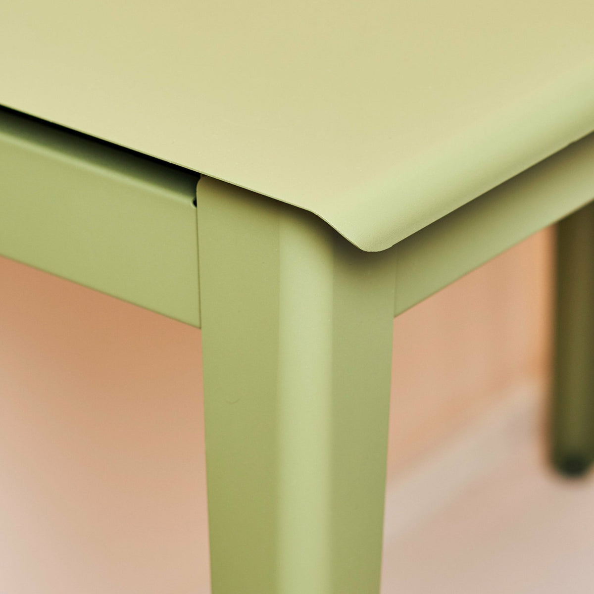 Bureau en acier graphite mat fine texture 105 cm Clapet - Tolix - The Cool Republic