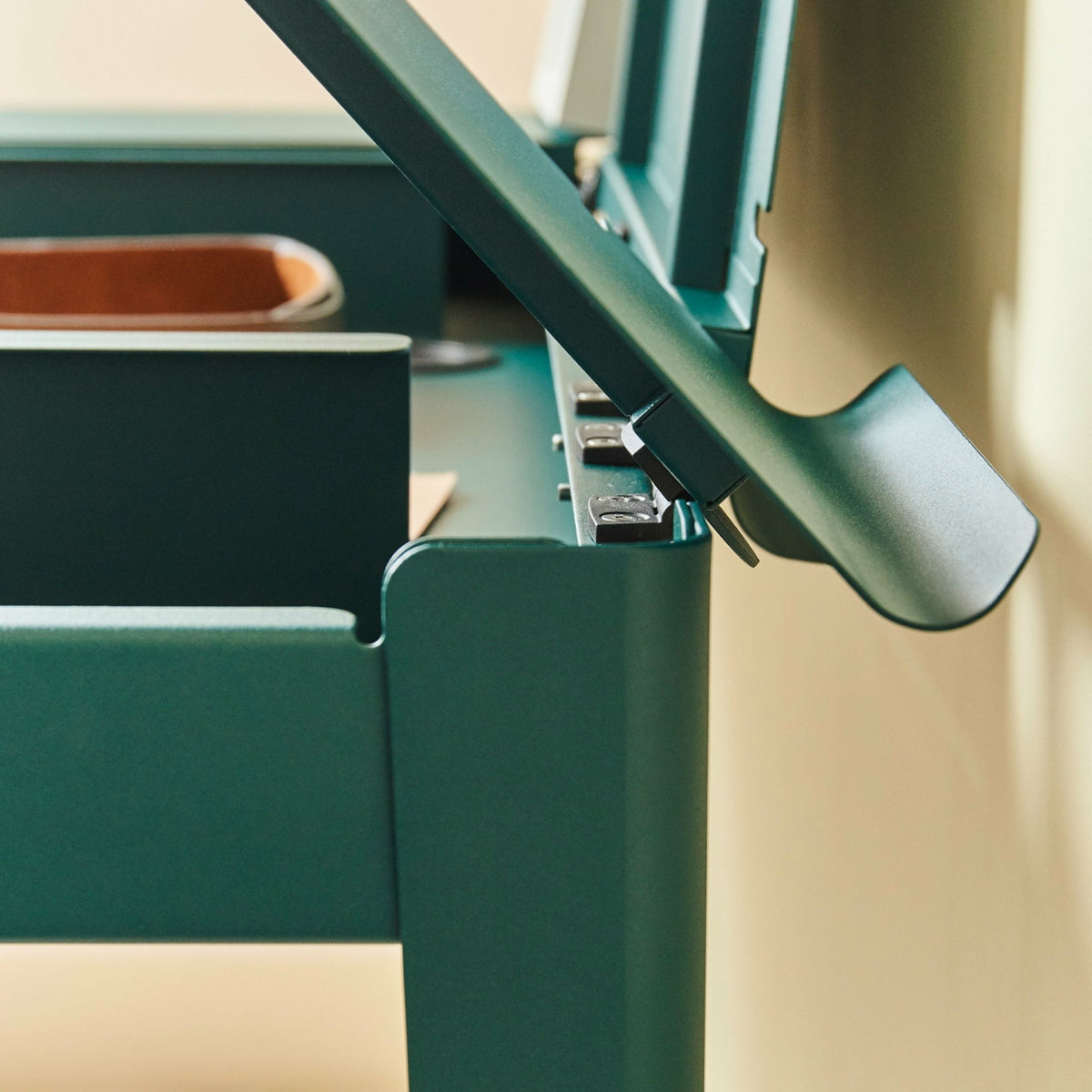Bureau en acier noir mat 130 cm Clapet - Tolix - The Cool Republic