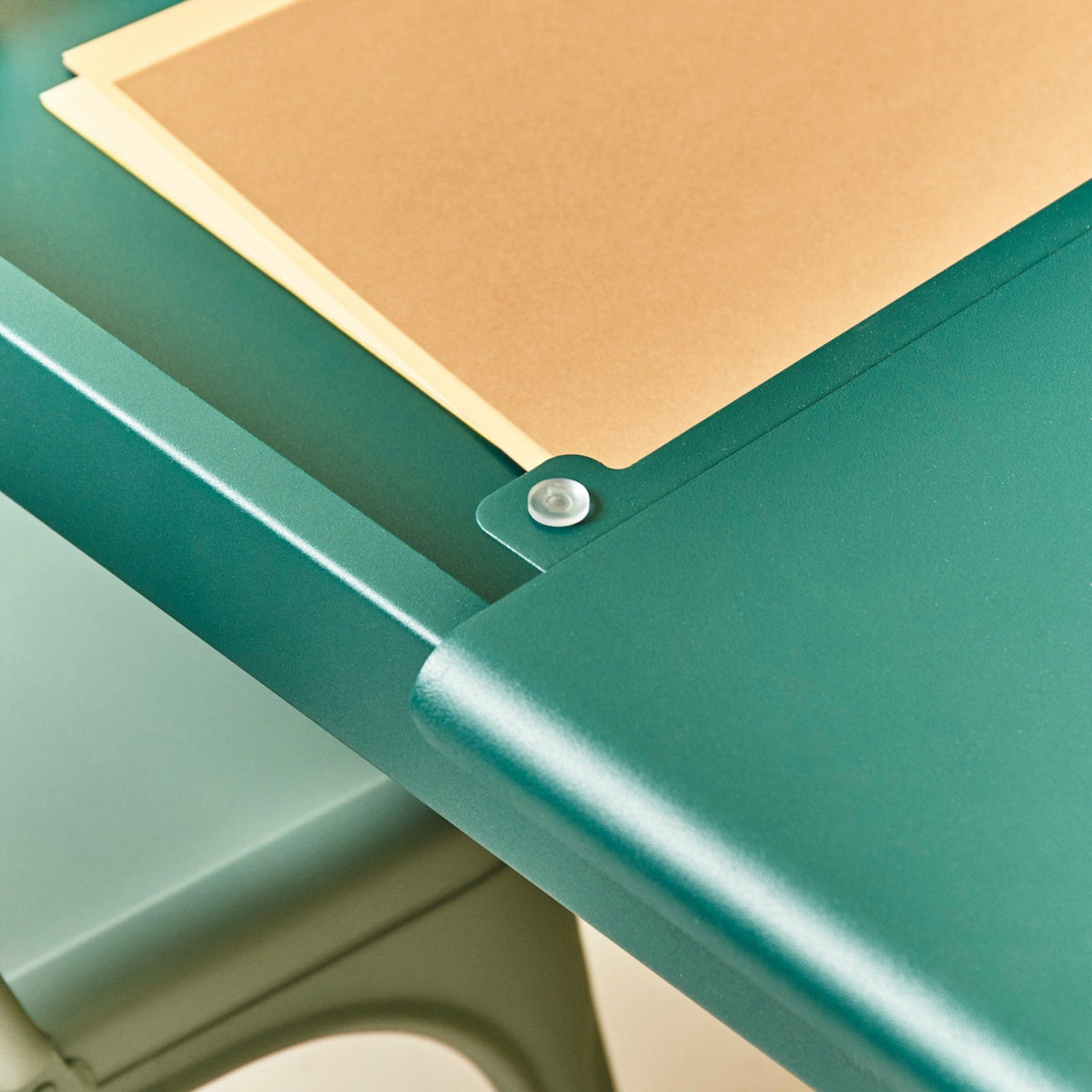 Bureau en acier vert lichen mat fine texture 105 cm Clapet - Tolix - The Cool Republic