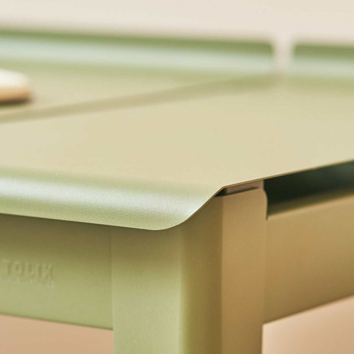 Bureau en acier vert lichen mat fine texture 105 cm Clapet - Tolix - The Cool Republic