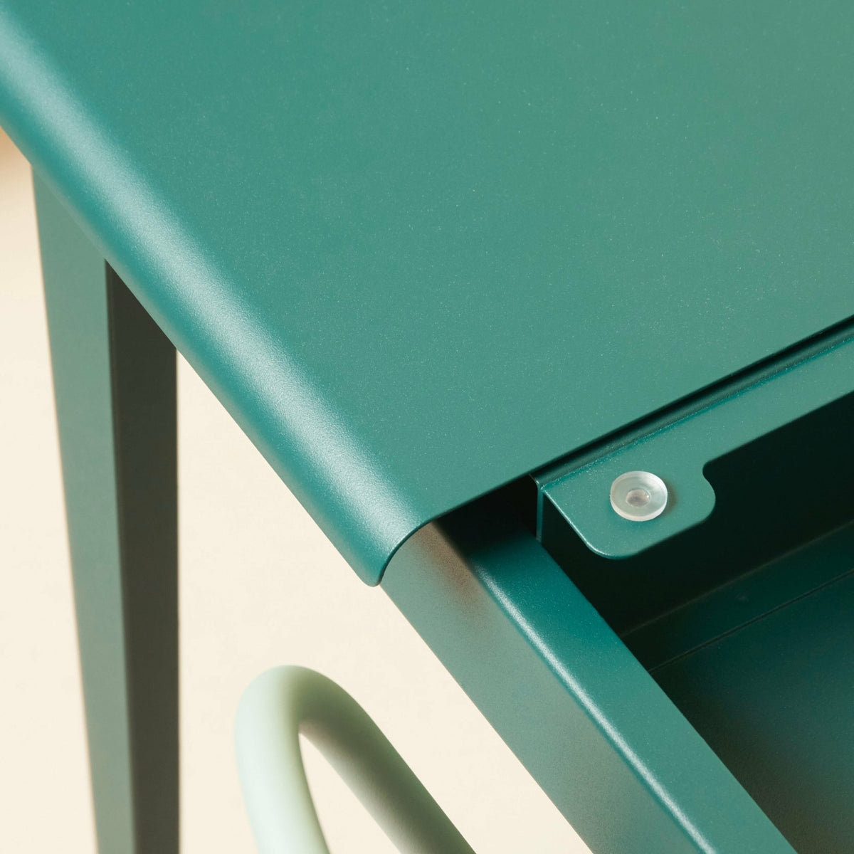 Bureau en acier vert lichen mat fine texture 105 cm Clapet - Tolix - The Cool Republic