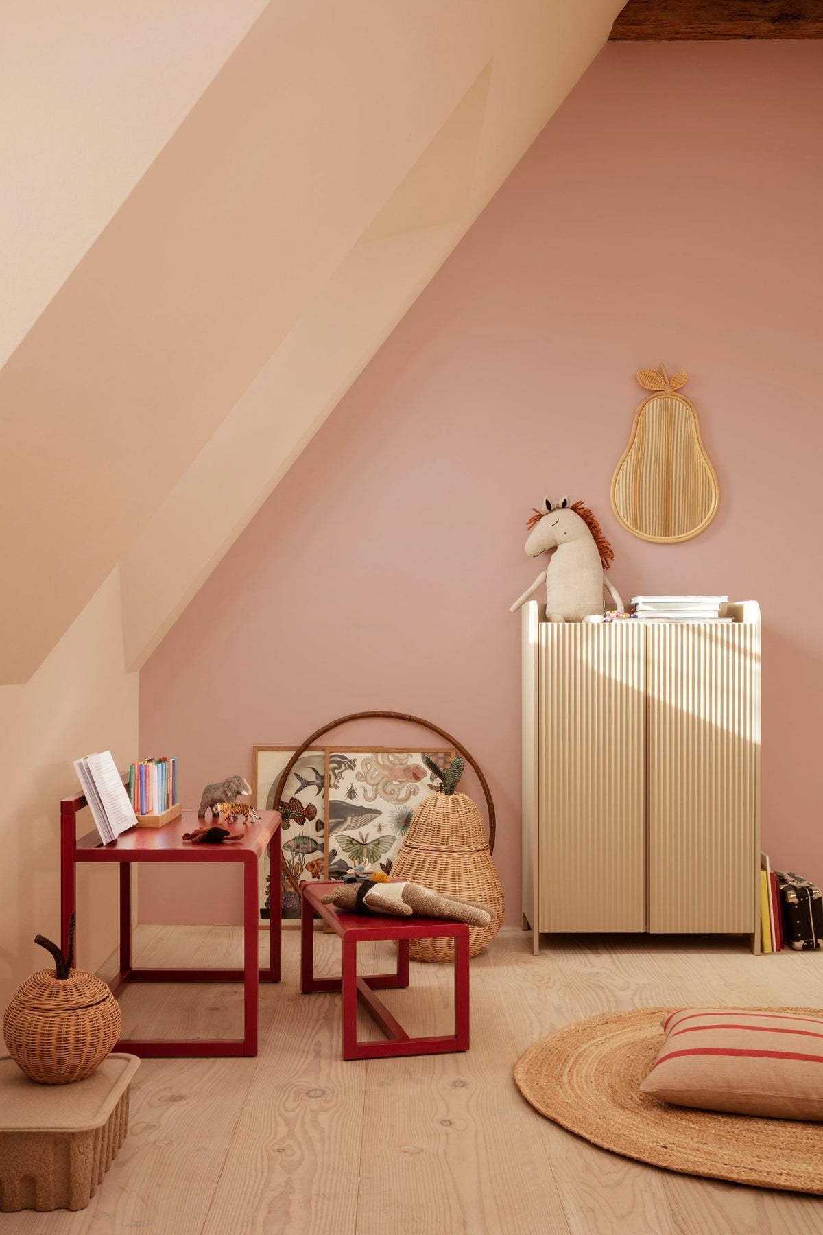 Bureau en bois de frêne rouge 70x45x60cm Little Architect - Ferm Living - The Cool Republic
