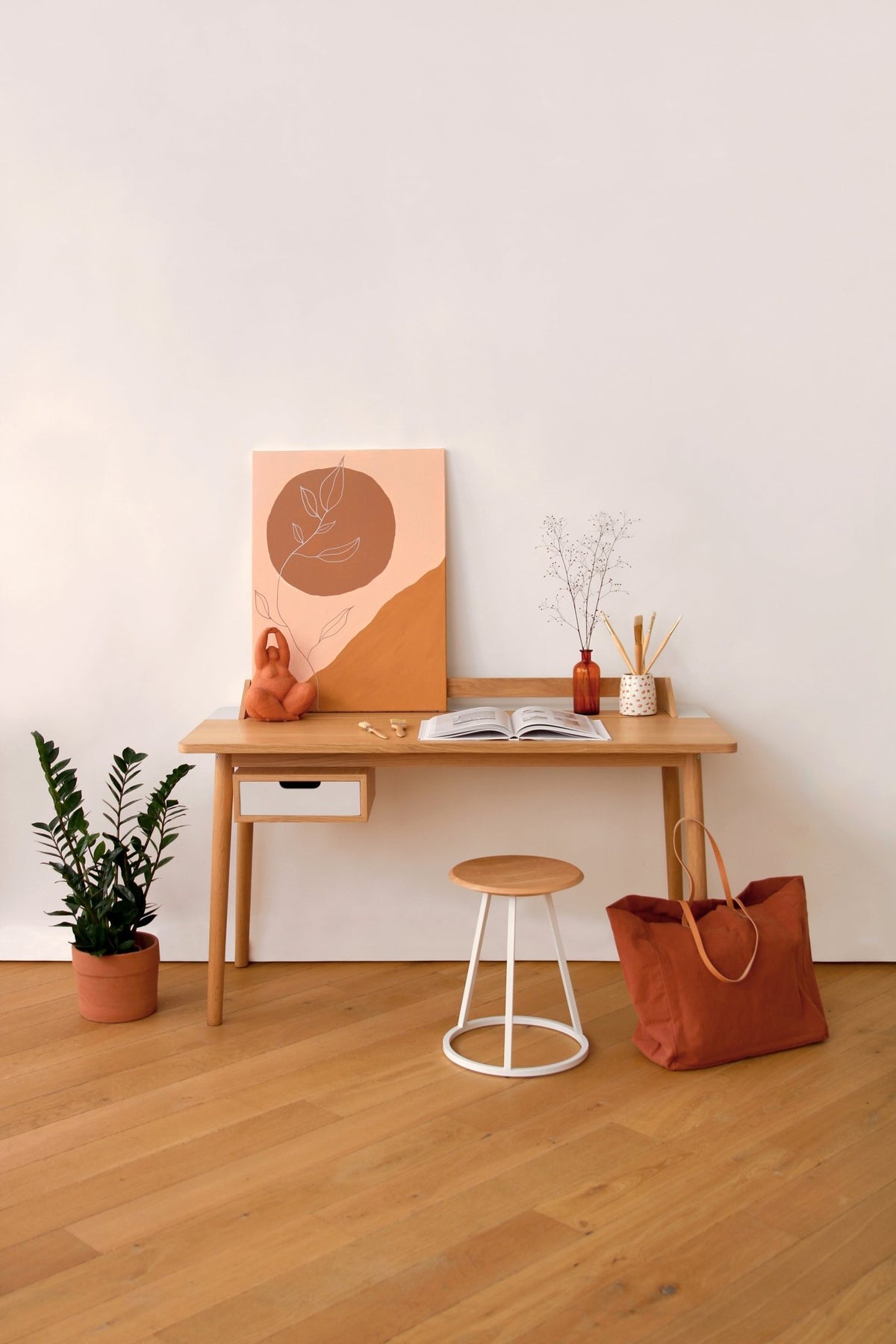 Bureau en chêne naturel et tiroir laqué blanc 136 x 65 x 83 cm Honoré - Hartô - The Cool Republic