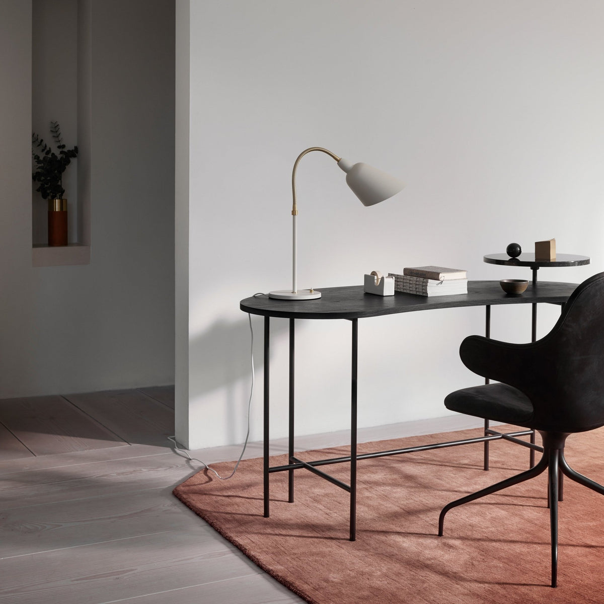 Bureau en frêne et marbre noir JH9 Palette - &tradition - The Cool Republic