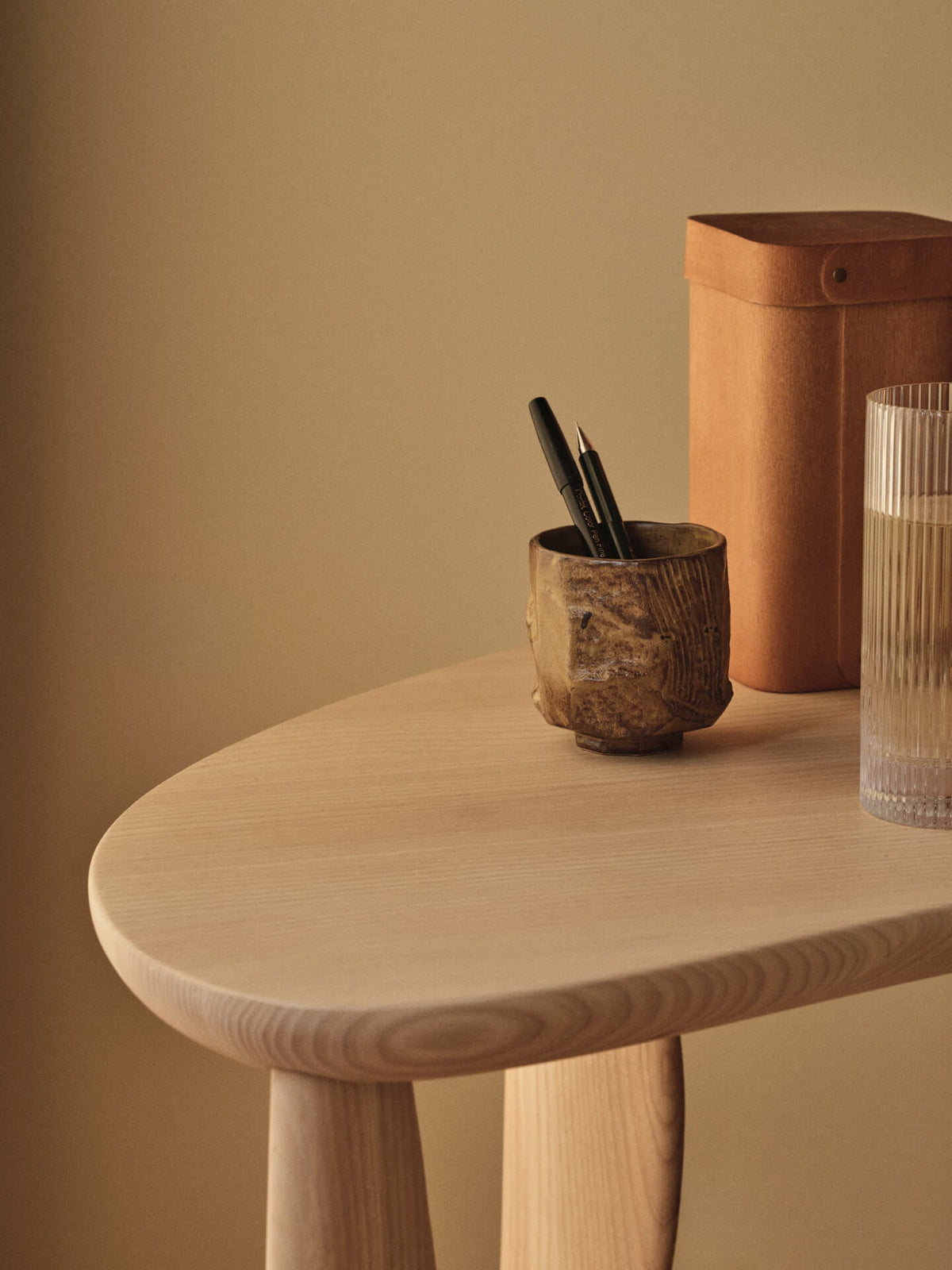 Bureau en frêne naturel 117 x 60 x 73 cm Feve - Ferm Living - The Cool Republic